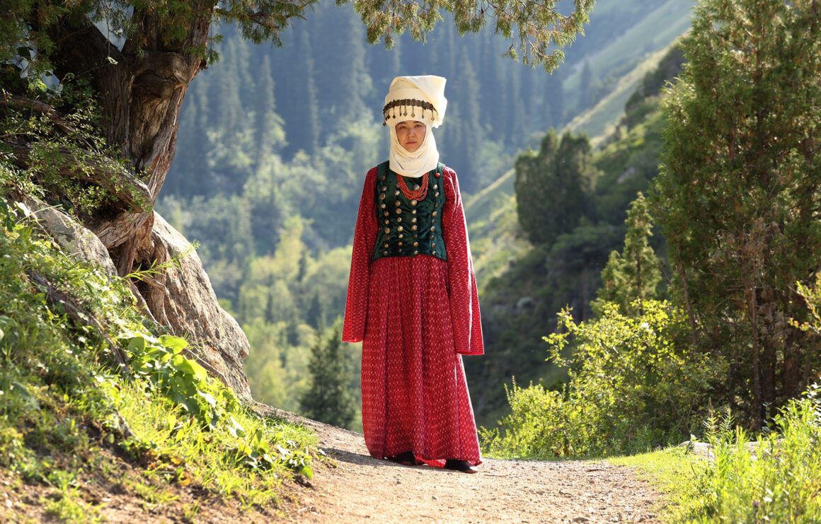 Ormonda yosh rus juftligi ortasida issiq vaginal jinsiy aloqa